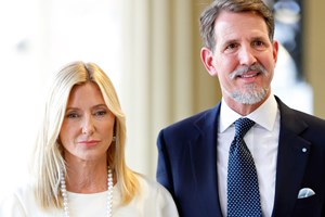 Marie Chantal - Παύλος Ντε Γκρες | Με κοστούμι και ασορτί look σε μία ξεχωριστή επίσημη εμφάνιση - εικόνα 2