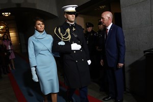 Ορκωμοσία Donald Trump | Η ανατρεπτική κίνηση της συζύγου του, Melania Trump - εικόνα 1