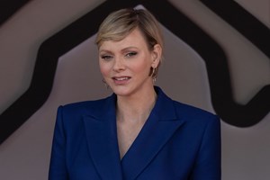 Πριγκίπισσα Charlene του Μονακό | Η εμφάνισή της με laser-cut leather καμπαρντίνα σε καφέ απόχρωση - εικόνα 1