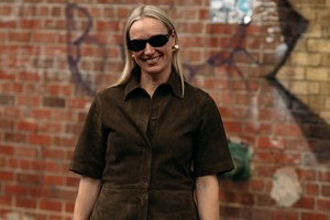 Σία Κοσιώνη | Το φθινοπωρινό σύνολο με τα πιο δημοφιλή sneakers της σεζόν - εικόνα 3