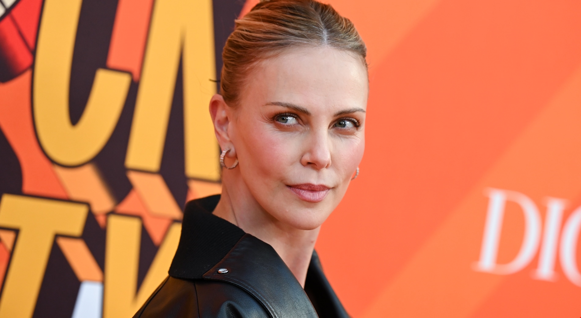 H οργισμένη απάντηση της Charlize Theron στην επίδειξη πλούτου του Jeff Bezos και της Lauren Sanchez