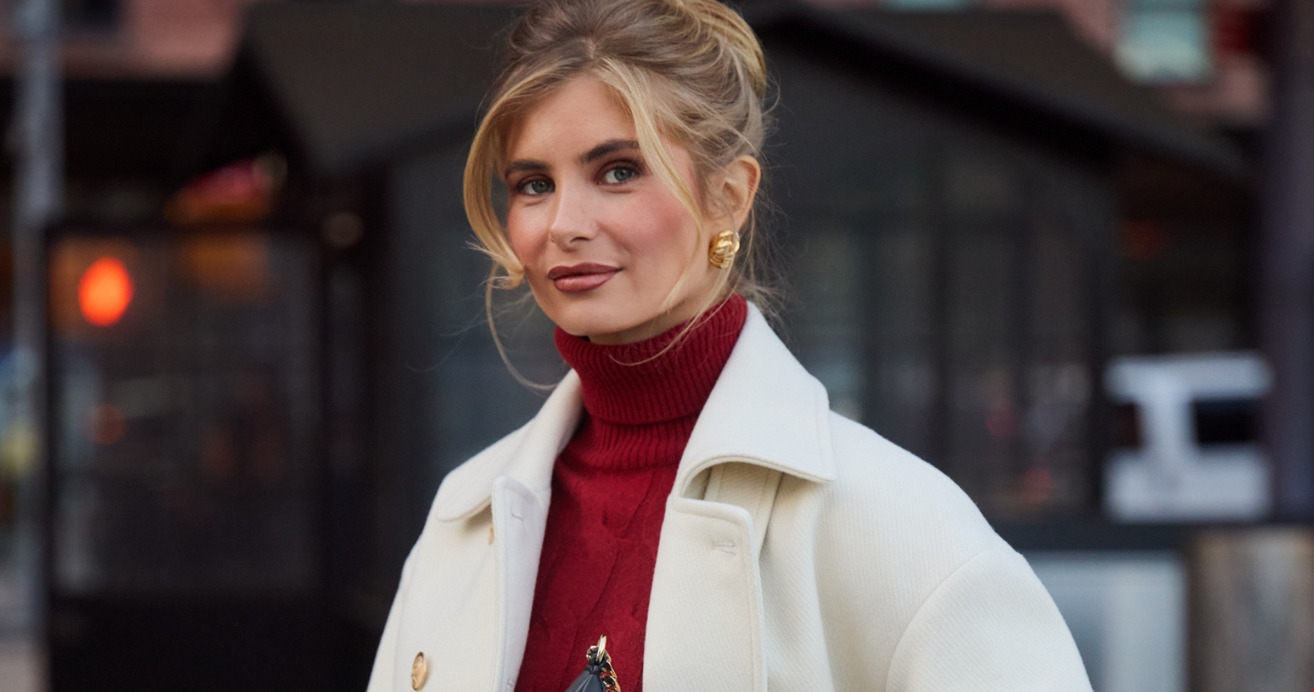 Μαρέβα Μητσοτάκη | Το φθινοπωρινό look με λευκό παντελόνι στο αραβικό μουσείο σύγχρονης τέχνης - εικόνα 1