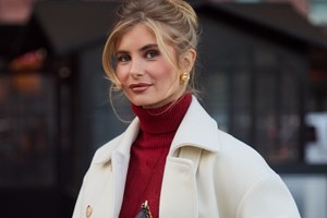 Μαρέβα Μητσοτάκη | Το φθινοπωρινό look με λευκό παντελόνι στο αραβικό μουσείο σύγχρονης τέχνης - εικόνα 1