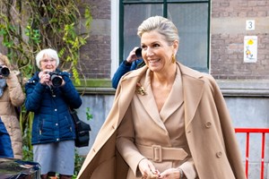 Βασίλισσα Ράνια της Ιορδανίας | Με military-style φόρεμα στην πρώτη επίσημη εμφάνισή της για τη νέα χρονιά - εικόνα 1