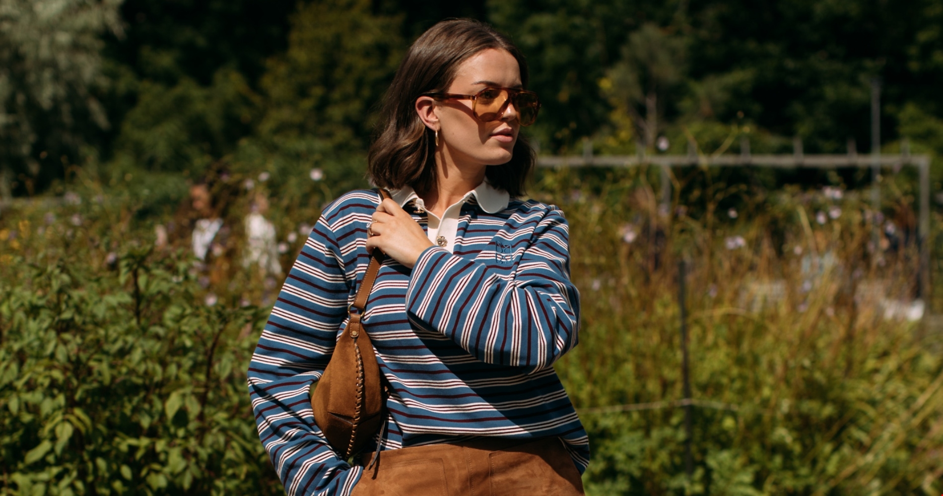 Η Κατερίνα Λέχου με ψηλόμεσο σορτς και ασημί metallic loafers στο Ηρώδειο - εικόνα 2