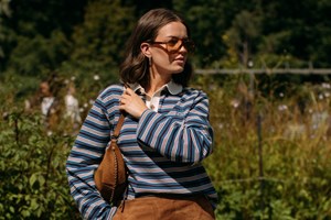 Η Κατερίνα Λέχου με ψηλόμεσο σορτς και ασημί metallic loafers στο Ηρώδειο - εικόνα 2