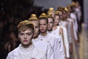 Dior Fall 2025 | Τα celebrity looks που έκλεψαν την παράσταση στο front row του show - εικόνα 2