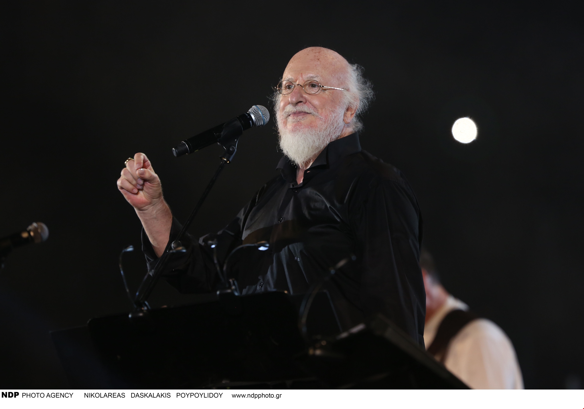 Η κίνηση του εγγονού του Διονύση Σαββόπουλου στη γιαγιά του, Άσπα, έξω από την Μητρόπολη Αθηνών - εικόνα 4