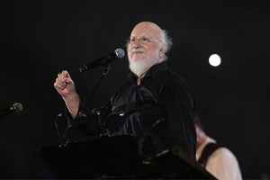 Η κίνηση του εγγονού του Διονύση Σαββόπουλου στη γιαγιά του, Άσπα, έξω από την Μητρόπολη Αθηνών - εικόνα 4