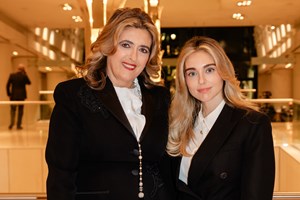 Μαριάννα Γουλανδρή Λαιμού | Η εντυπωσιακή εμφάνιση με τους δύο της γονείς στο χριστουγεννιάτικο δείπνο του Σωματείου ΕΛΠΙΔΑ - εικόνα 2