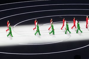 Charlize Theron | Το μήνυμα πίσω από το maxi φόρεμα που επέλεξε στην τελετή έναρξης των Χειμερινών Ολυμπιακών Αγώνων του 2026 - εικόνα 3