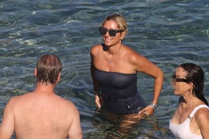 Η Marie Chantal σε ένα σπάνιο κλικ από την παιδική της ηλικία | Αγκαλιά με τον δισεκατομμυριούχο πατέρα της - εικόνα 1