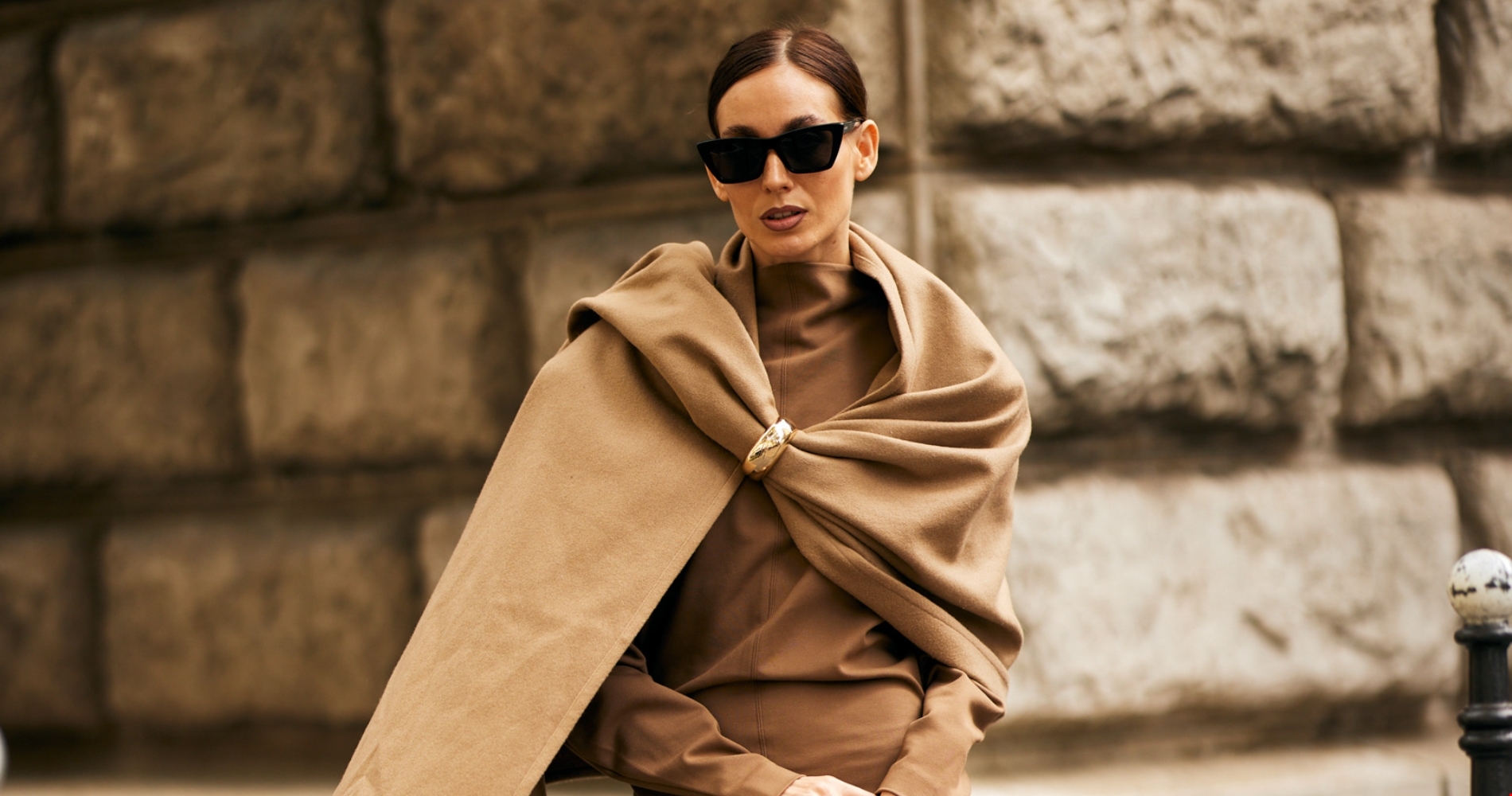 Η Όλγα Κεφαλογιάννη με εμπριμέ στραφταλιζέ φόρεμα σε εκδήλωση του υπουργείου τουρισμού - εικόνα 3