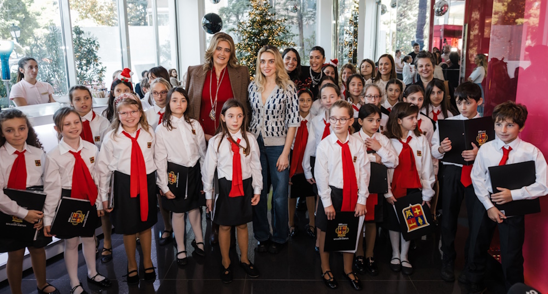 Χριστιάννα Βαρδινογιάννη & Μαριάννα Λαιμού | Με casual στυλ και τζιν στο Christmas Bazaar της ΕΛΠΙΔΑΣ