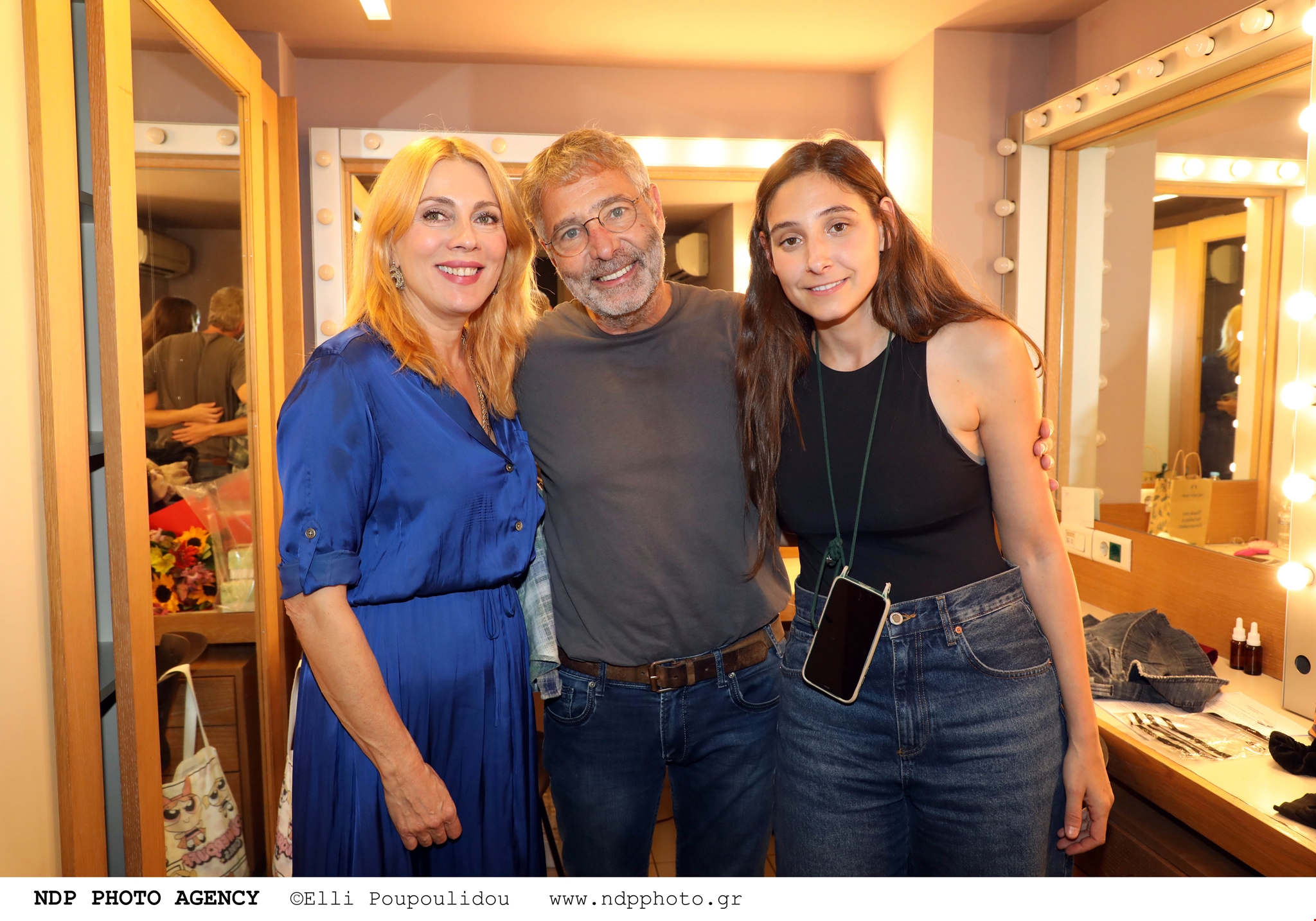 Η Σμαράγδα Καρύδη ποζάρει στο σαλόνι του σπιτιού της στην Ακρόπολη για ευχάριστη αφορμή