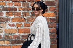 Μαρέβα Μητσοτάκη | Η casual εμφάνιση με μαύρο παλτό και δερμάτινα μποτάκια - εικόνα 4