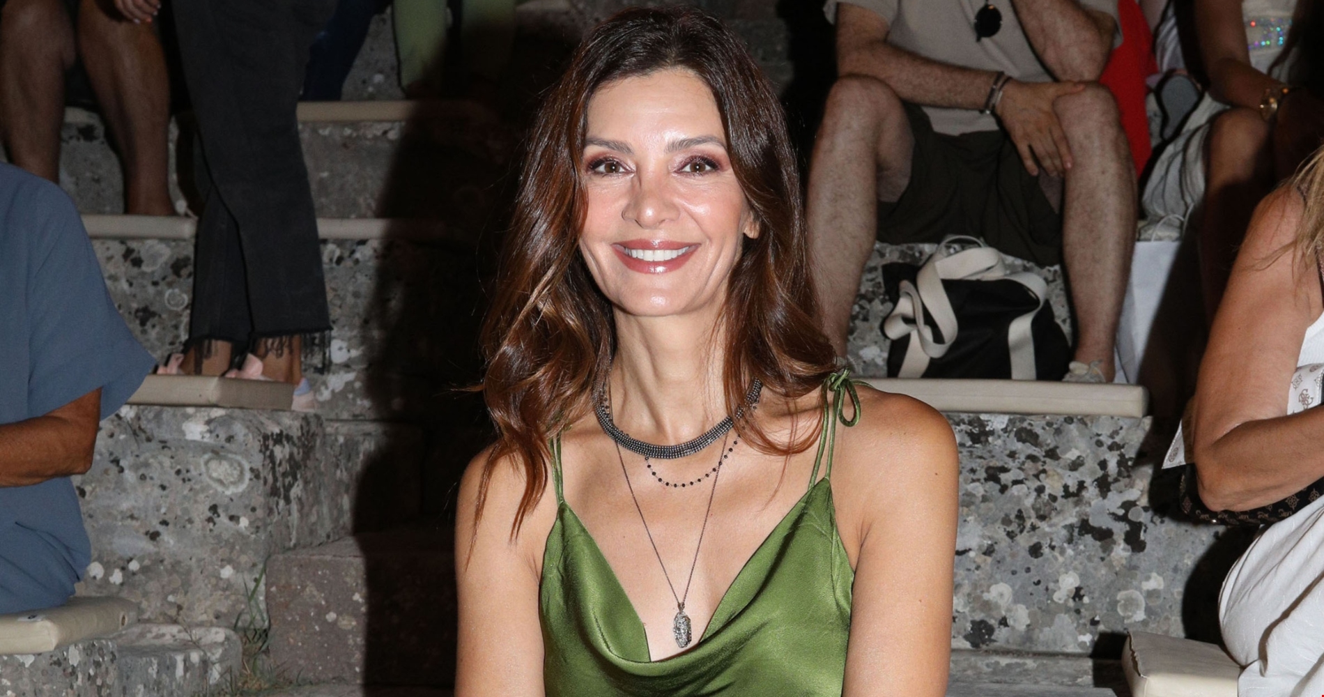 Η Κατερίνα Λέχου με sequin top και μπεζ carpo παντελόνι σε κινηματογραφική πρεμιέρα - εικόνα 1