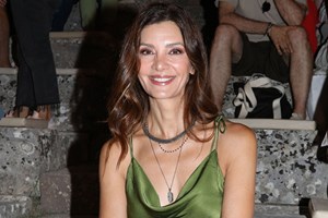 Η Κατερίνα Λέχου με sequin top και μπεζ carpo παντελόνι σε κινηματογραφική πρεμιέρα - εικόνα 1