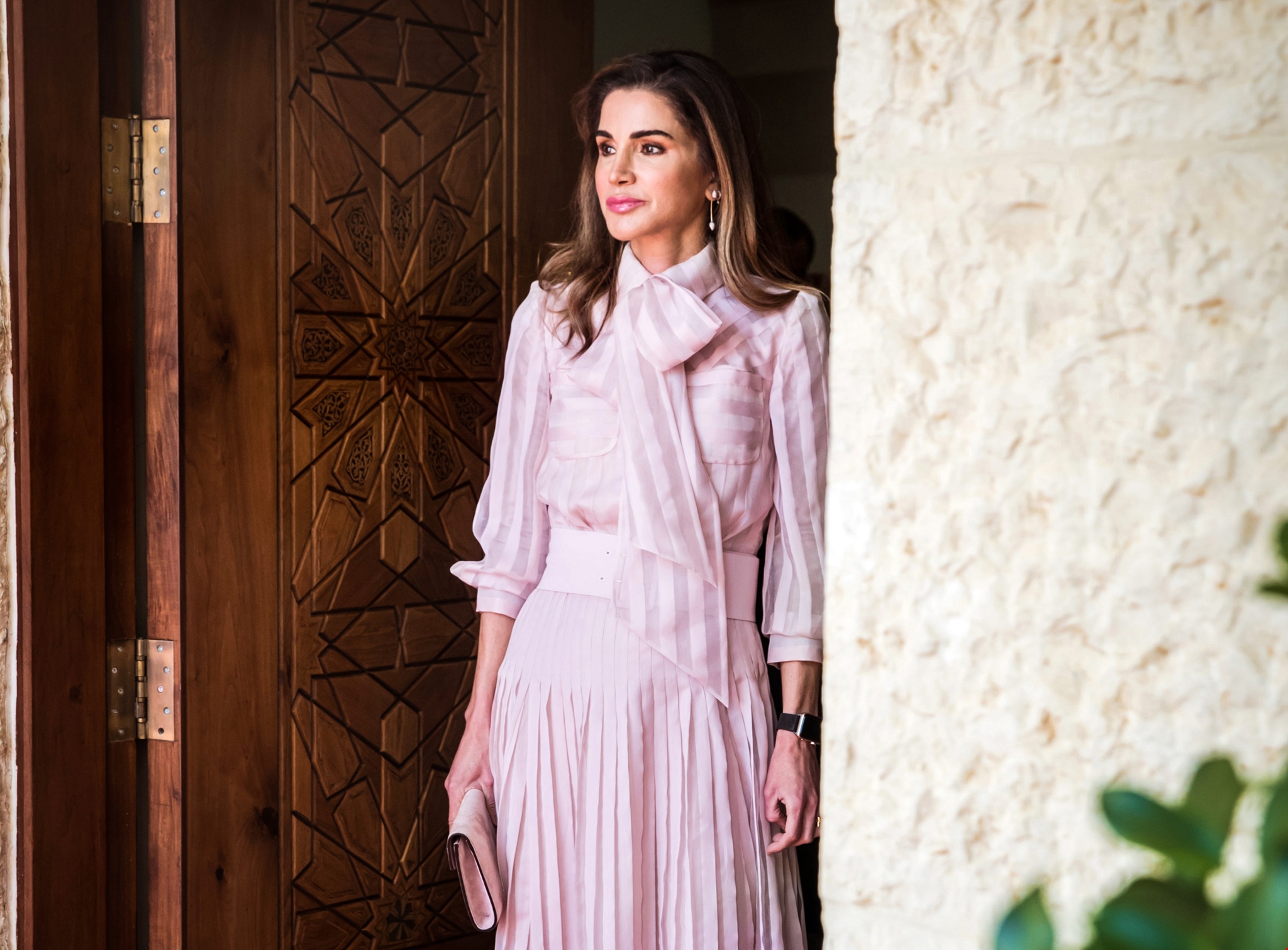 Βασίλισσα Ράνια της Ιορδανίας | Με φλογερό κόκκινο φόρεμα και nude αξεσουάρ σε συνέλευση του κοινοβουλίου - εικόνα 1