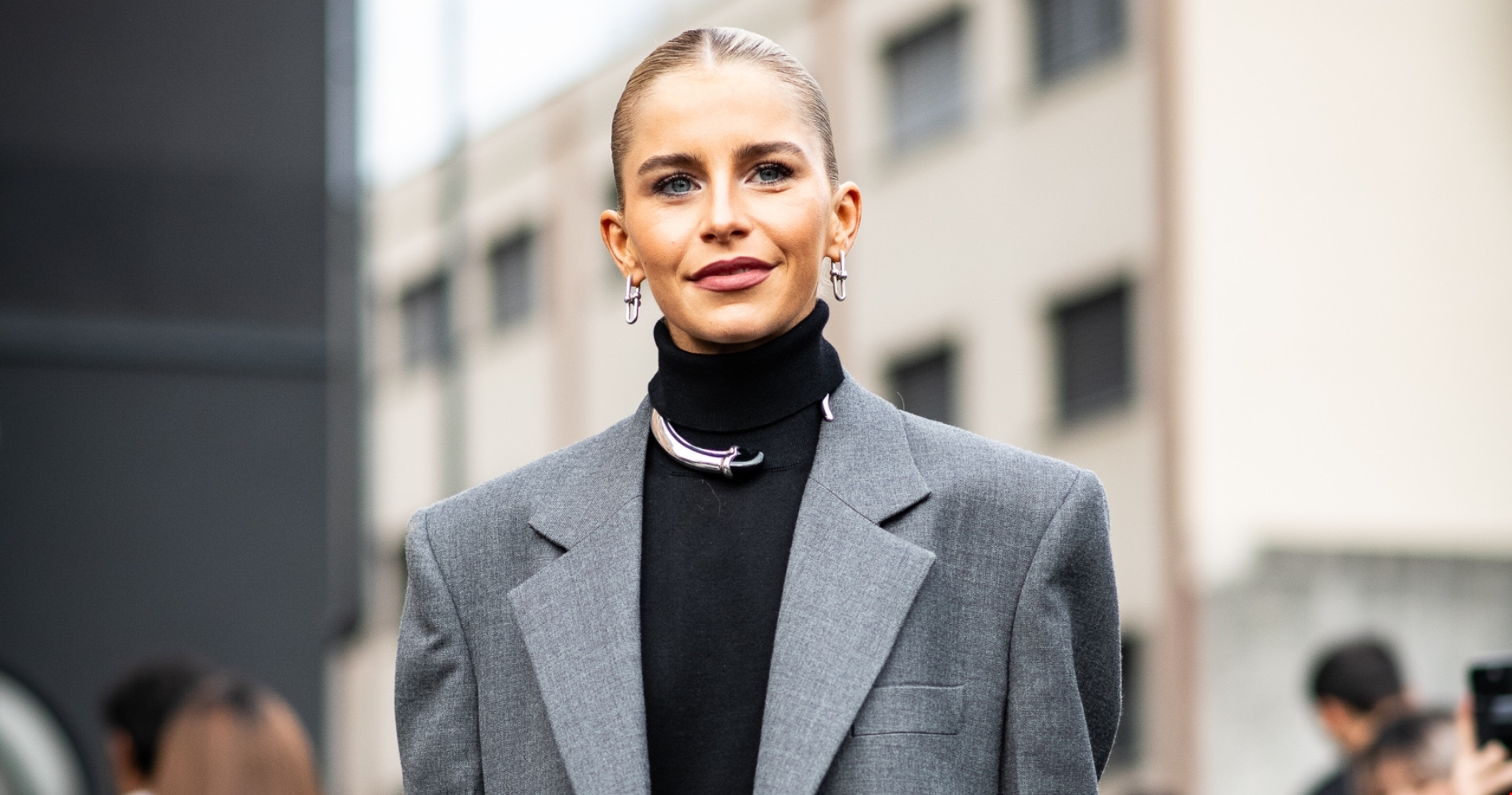 Η Μαρέβα Μητσοτάκη υποδέχτηκε το 2025, φορώντας ένα γκρι παντελόνι με παγιέτες - εικόνα 1