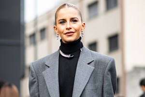 Η Μαρέβα Μητσοτάκη υποδέχτηκε το 2025, φορώντας ένα γκρι παντελόνι με παγιέτες - εικόνα 1