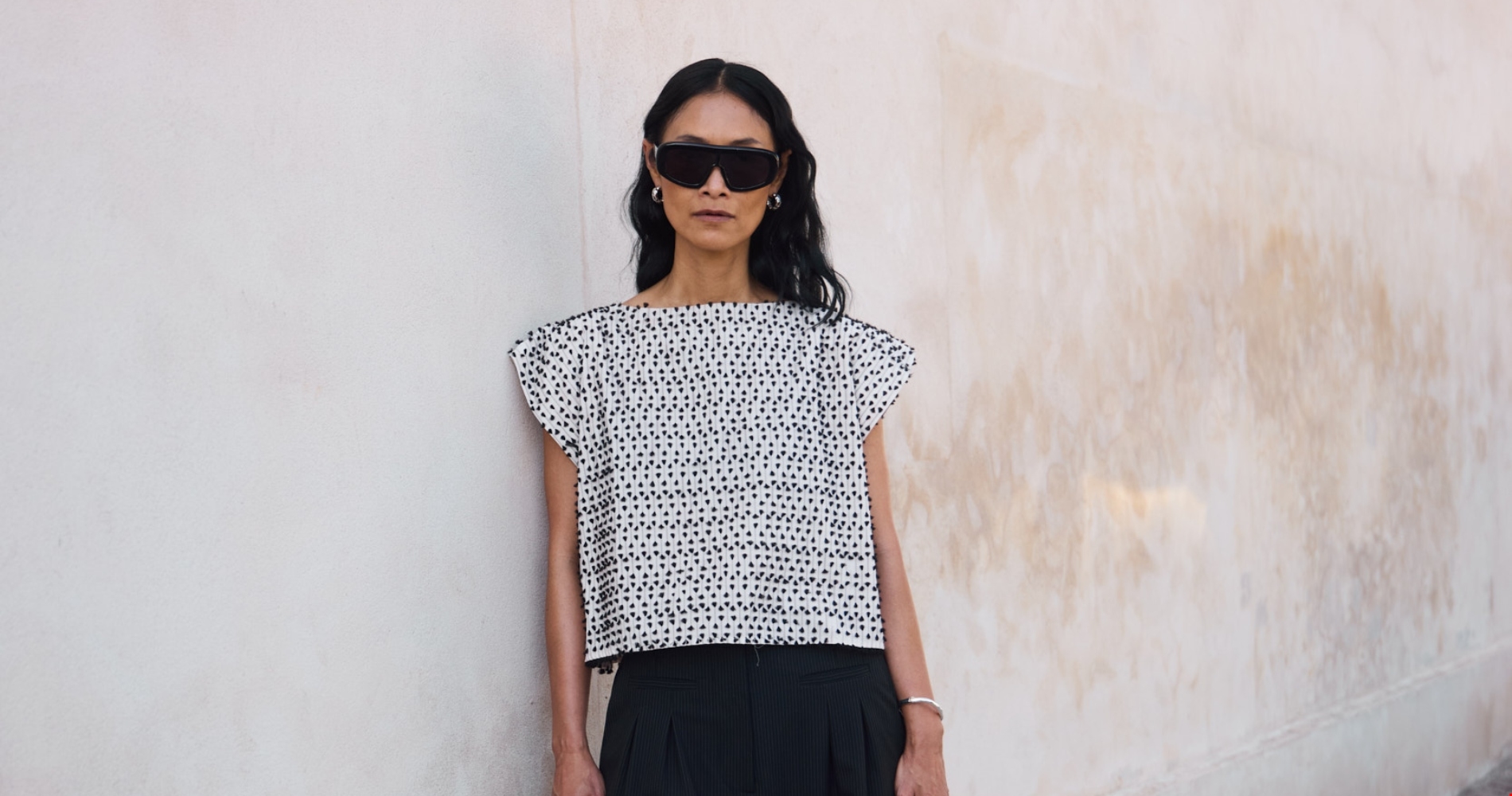 Αυτή είναι η τσάντα που κρατούν στην καθημερινότητά τους οι style experts αυτή την περίοδο - εικόνα 1