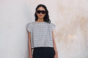 Αυτή είναι η τσάντα που κρατούν στην καθημερινότητά τους οι style experts αυτή την περίοδο - εικόνα 1