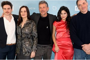 Ο Χριστόφορος Παπακαλιάτης με τα αδέλφια του, Φίλιππο, Στέφανο και Νάρα σε γιορτινά στιγμιότυπα - εικόνα 1