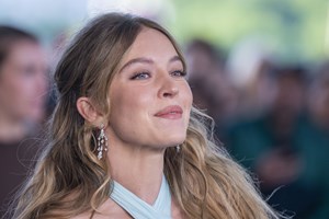 Sydney Sweeney | Η εντυπωσιακή μεταμόρφωση της με μακρύ καρέ και αφέλειες - εικόνα 2