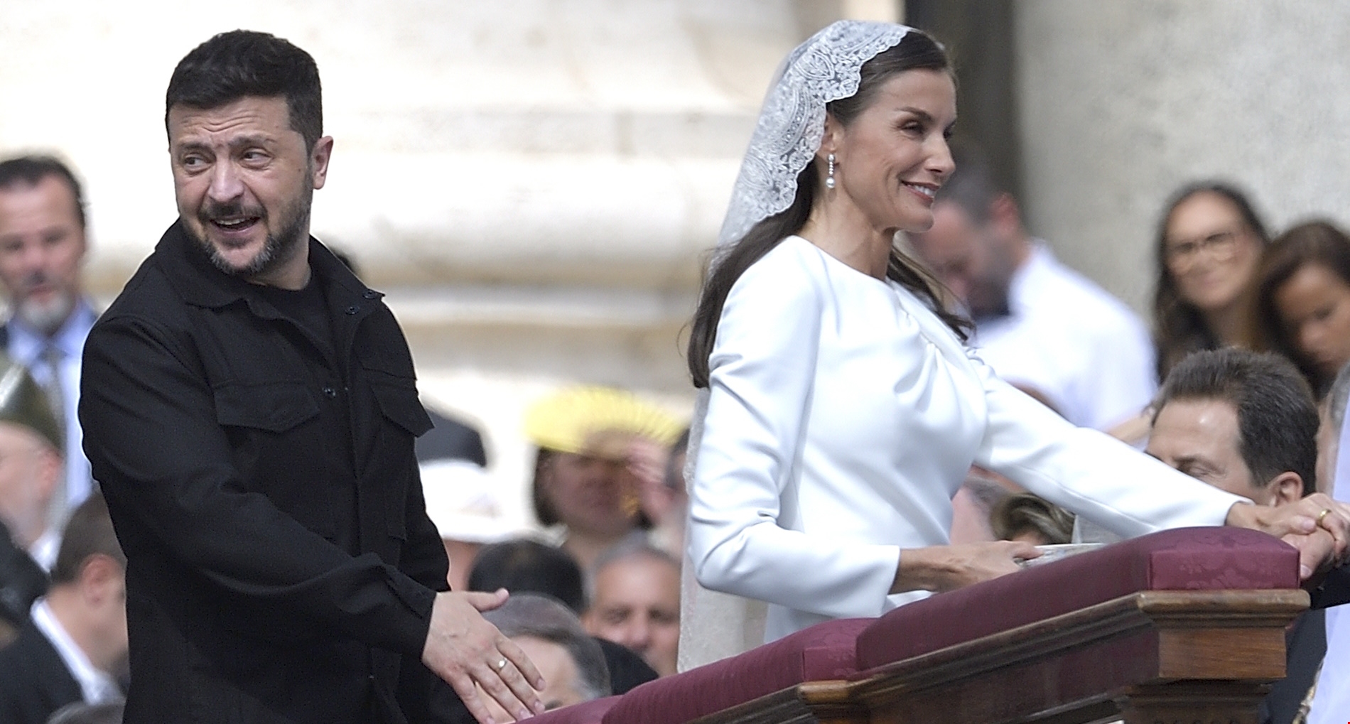 Bασίλισσα Letizia | Με δίχρωμα baby Mary Janes σε casual έξοδο στη Ρώμη - Το brand που επέλεξε - εικόνα 2