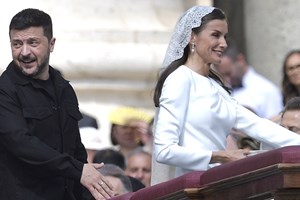 Bασίλισσα Letizia | Με δίχρωμα baby Mary Janes σε casual έξοδο στη Ρώμη - Το brand που επέλεξε - εικόνα 2
