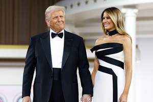 Melania Trump | Ποιος είναι ο Αμερικανός σχεδιαστής που εμπιστεύτηκε για το look της ορκωμοσίας - εικόνα 3