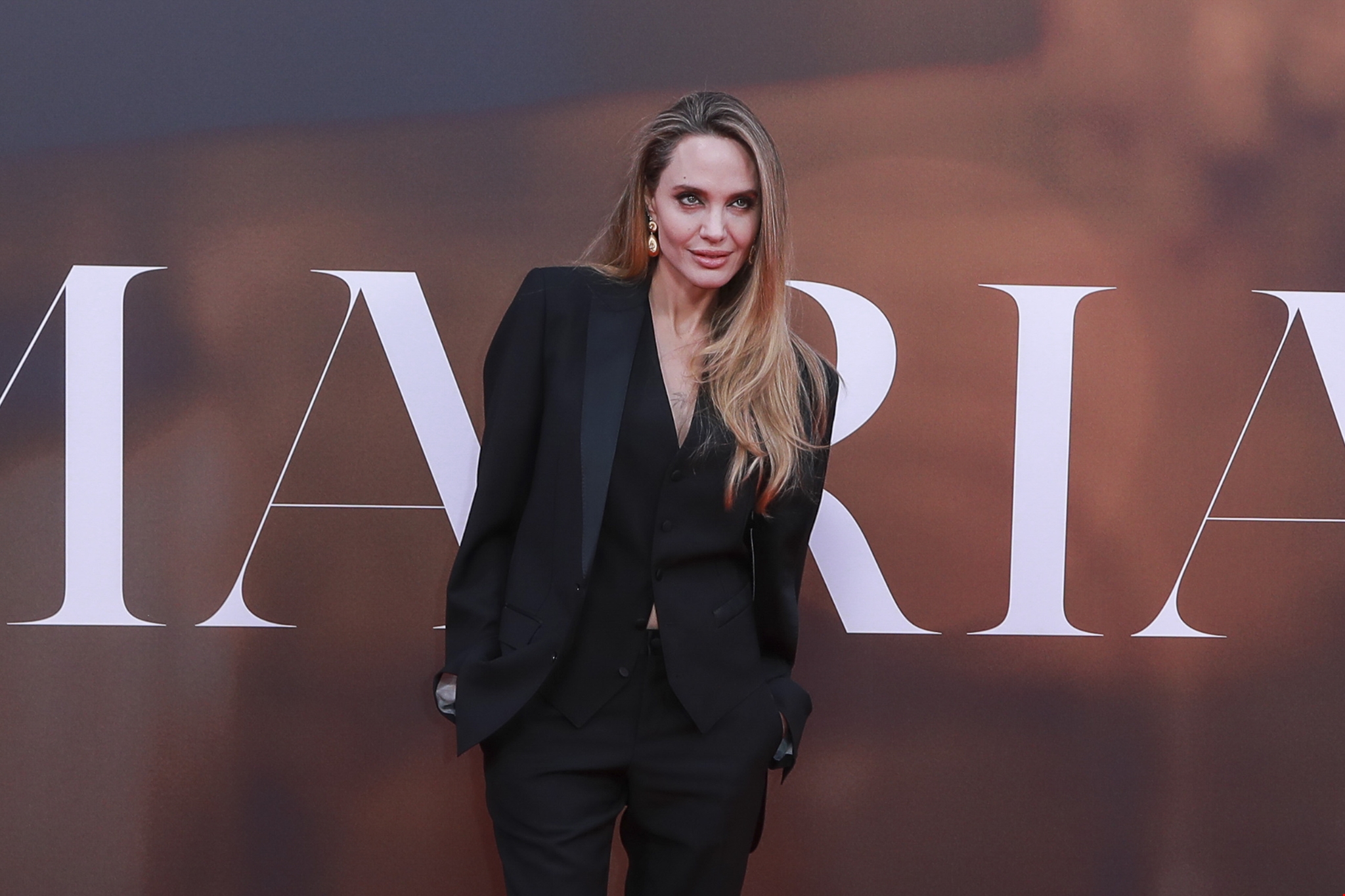 Angelina Jolie | Ο τρόπος που προσπαθεί να προστατεύσει την πρώτη της (μεγάλη) σχέση μετά τον Brad Pitt - εικόνα 1