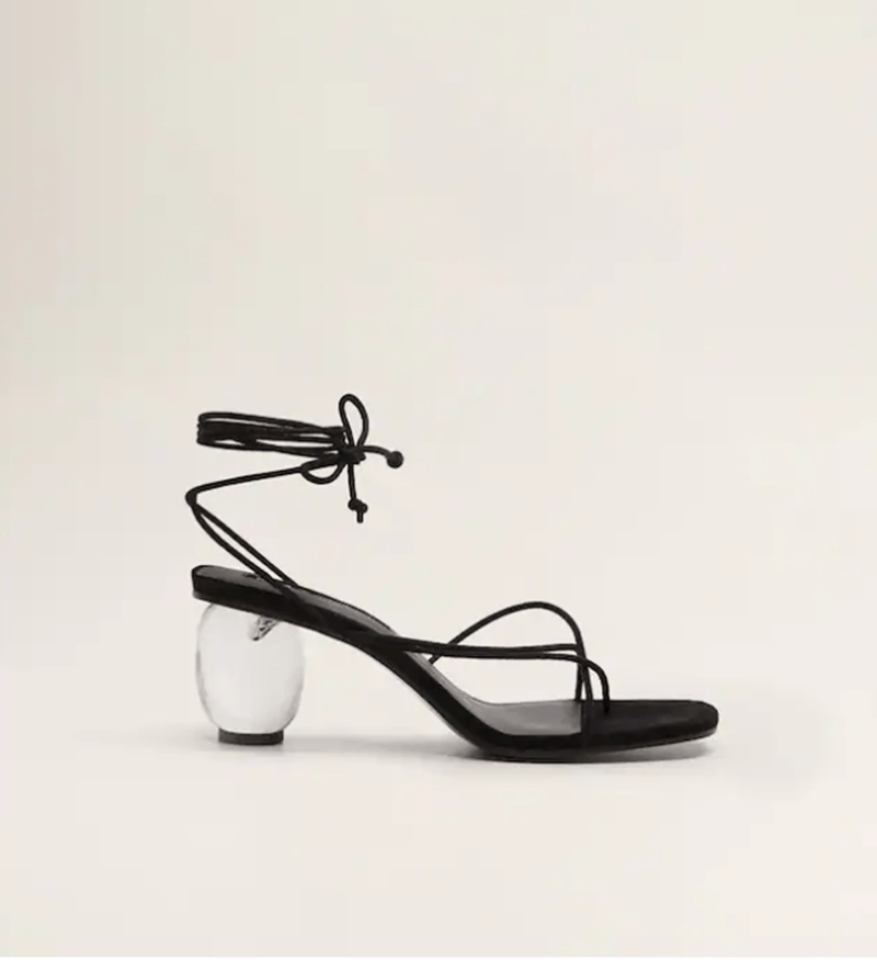 Πέδιλα με διαφανές τακούνι Mango 59,99 €. Θα τα βρεις στο mango.com