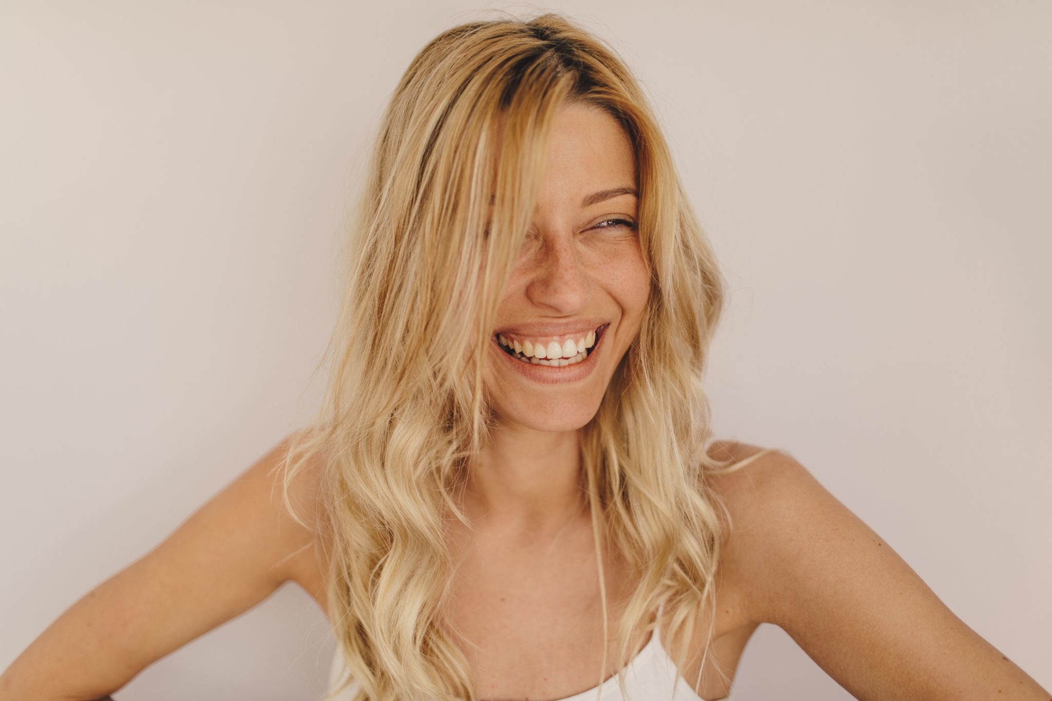 Το μυστικό για λαμπερή επιδερμίδα κρύβεται στο πιάτο σου - Σε ποιες τροφές θα το βρεις;