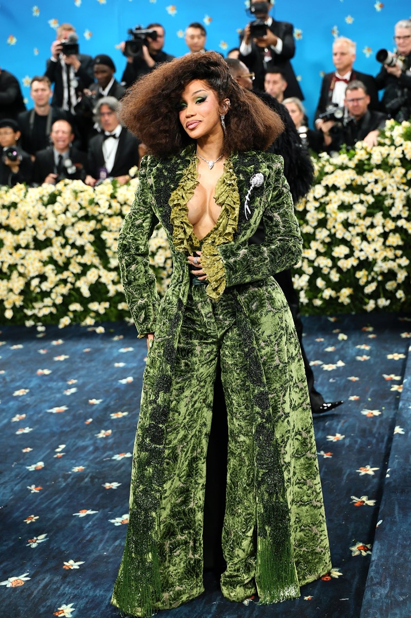 H Cardi B με Burberry