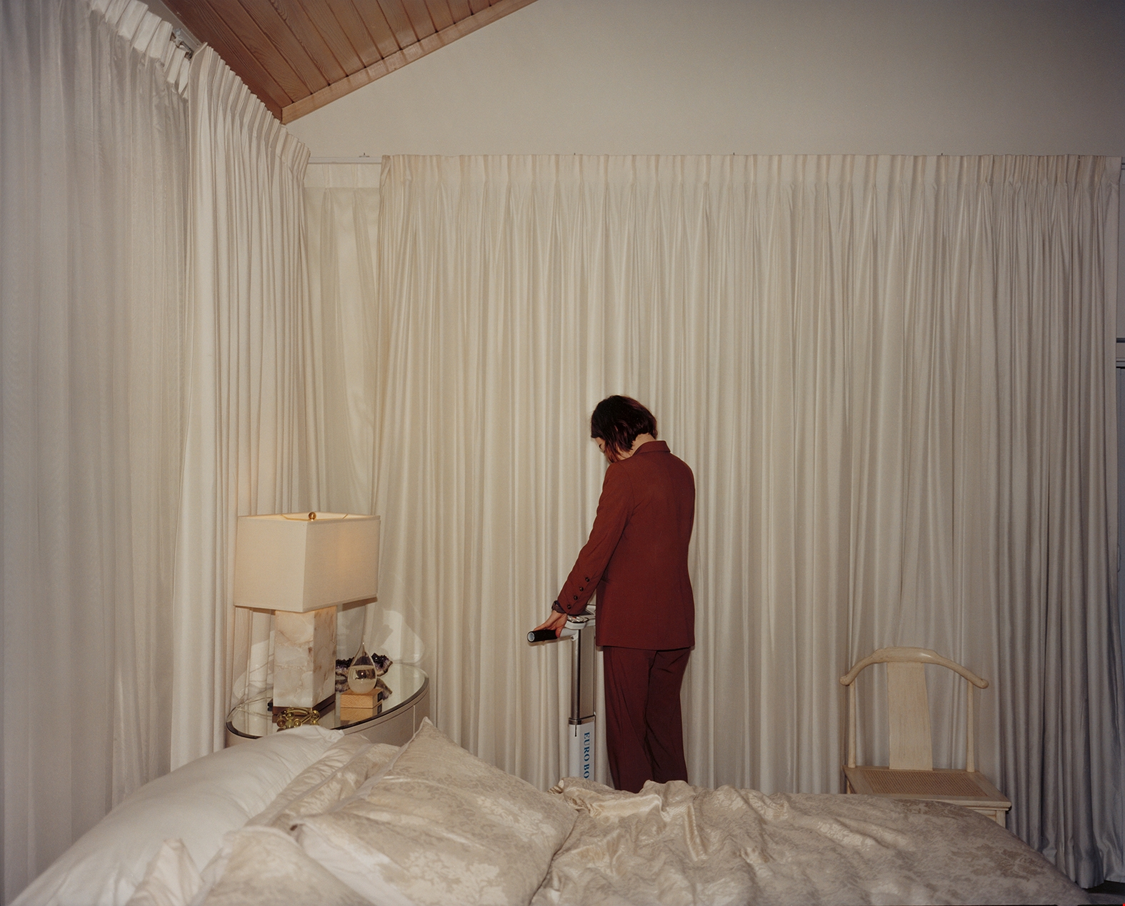 Μία ματιά στην πρώτη φωτογραφική έκθεση του Γιώργου Λάνθιμου στην Ελλάδα