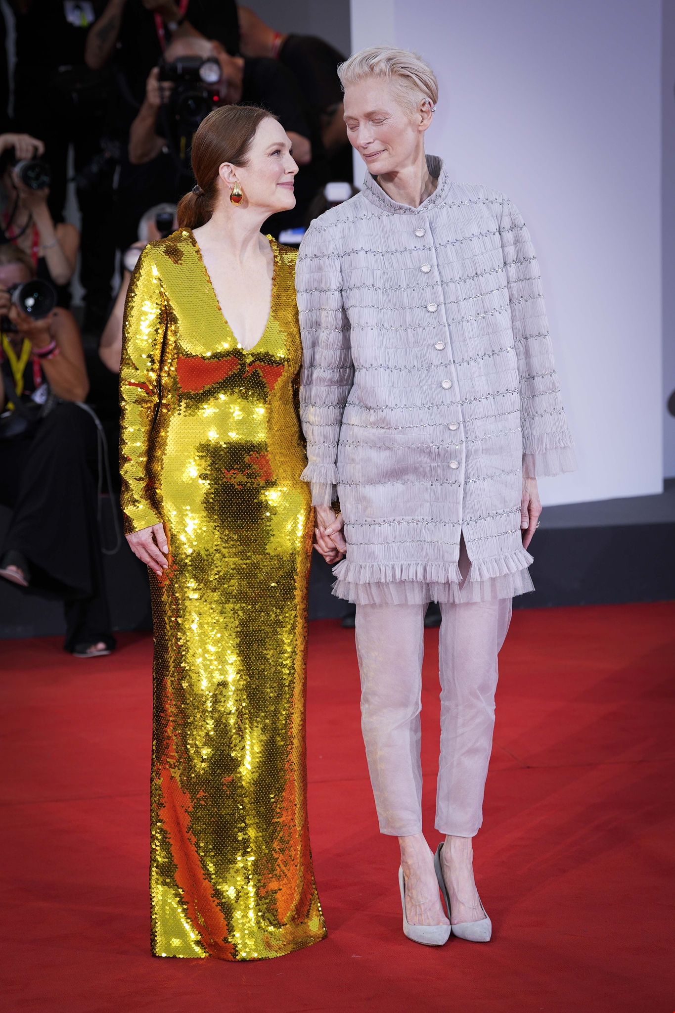 81ο Φεστιβάλ Βενετίας | Το κοινό χειροκροτούσε τη Lady Gaga επί 11 λεπτά - εικόνα 4