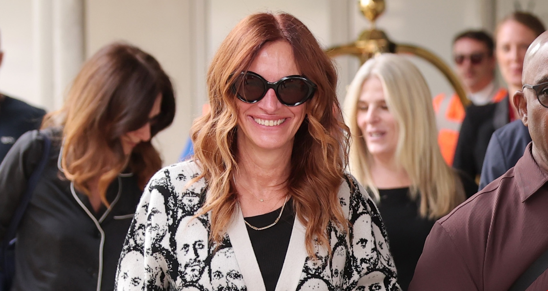 Julia Roberts | Η άφιξη στη Βενετία με casual look και τα πιο αναπάντεχα sneakers