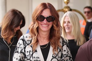 Η Julia Roberts κάνει το ντεμπούτο της σε photocall στη Βενετία με κομψό casual look και τζιν παντελόνι - εικόνα 3