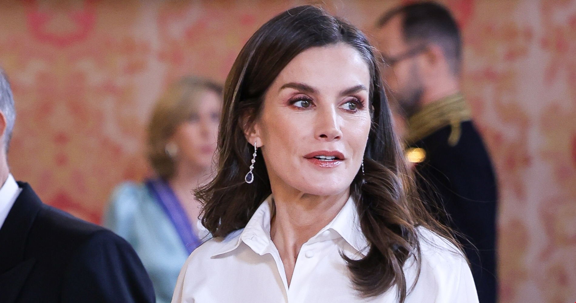 Βασίλισσα Ματθίλδη του Βελγίου | Με κρεμ top και φούστα με παγιέτες σε επίσημη εκδήλωση του παλατιού - εικόνα 1