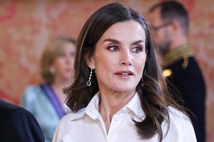 Βασίλισσα Ματθίλδη του Βελγίου | Με κρεμ top και φούστα με παγιέτες σε επίσημη εκδήλωση του παλατιού - εικόνα 1