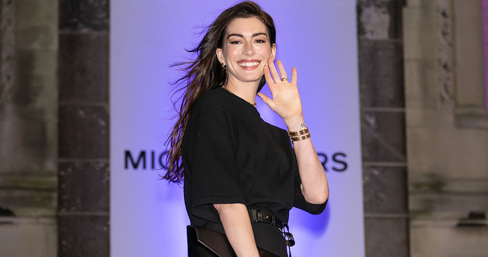 Αnne Hathaway | Το κόσμημα αξίας 38.200 ευρώ που επέλεξε σε έξοδό της στη Νέα Υόρκη