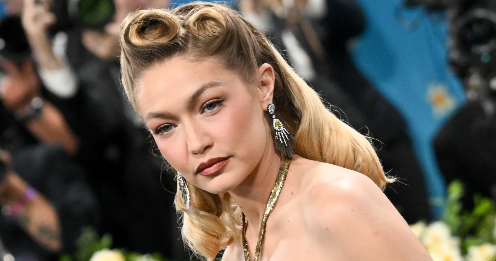 4 σωτήρια tips που θα περιορίσουν το ανεπιθύμητο φριζάρισμα στα μαλλιά σου