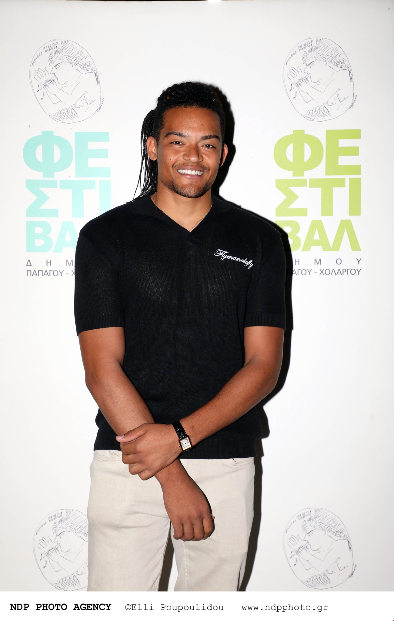 Εμμανουήλ Καραλής | Σπάνια εμφάνιση με τη μητέρα του, Σάρα, σε θεατρική βραδιά