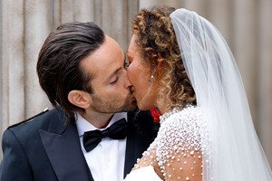 Από την Carrie Bradshaw στη Miley Cyrus | Tα 6 πιο iconic νυφικά της Vivienne Westwood - εικόνα 3