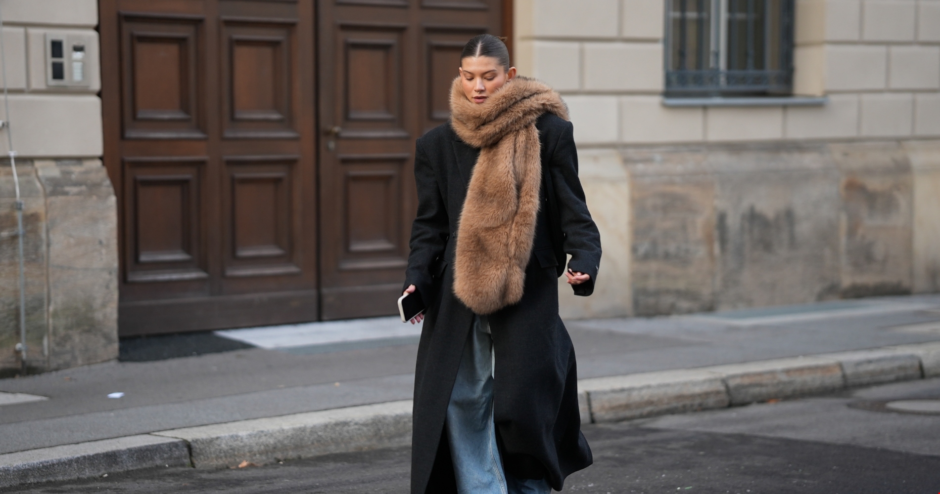 Γούνινο κασκόλ | Το ζεστό και cozy αξεσουάρ που χρειάζεσαι για τον χειμώνα