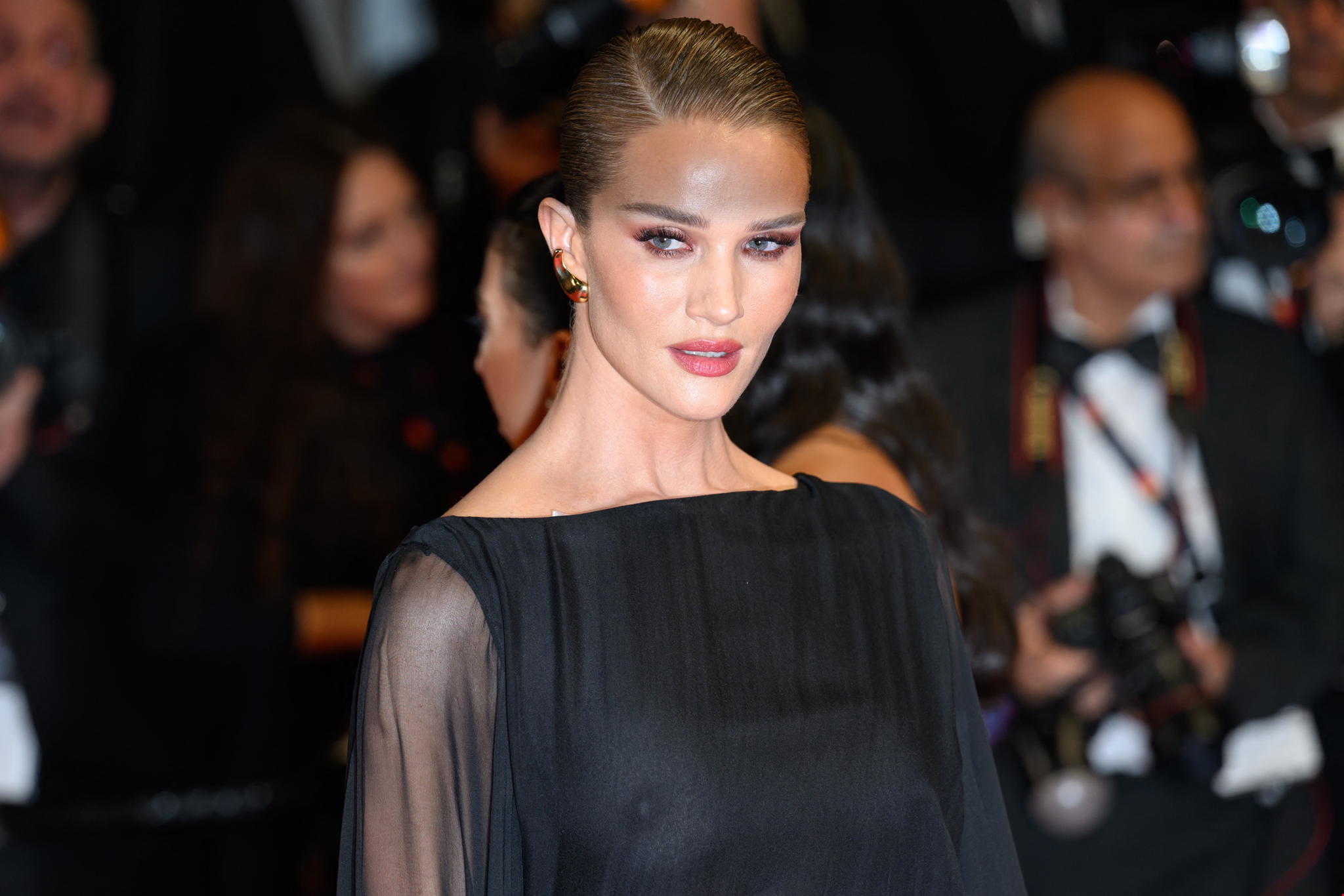 Jil Sander S/S 2025 | Οι ’30s και ’70s γραμμές συναντούν τα εντυπωσιακά sculpted χτενίσματα - εικόνα 8