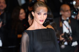 Jil Sander S/S 2025 | Οι ’30s και ’70s γραμμές συναντούν τα εντυπωσιακά sculpted χτενίσματα - εικόνα 8