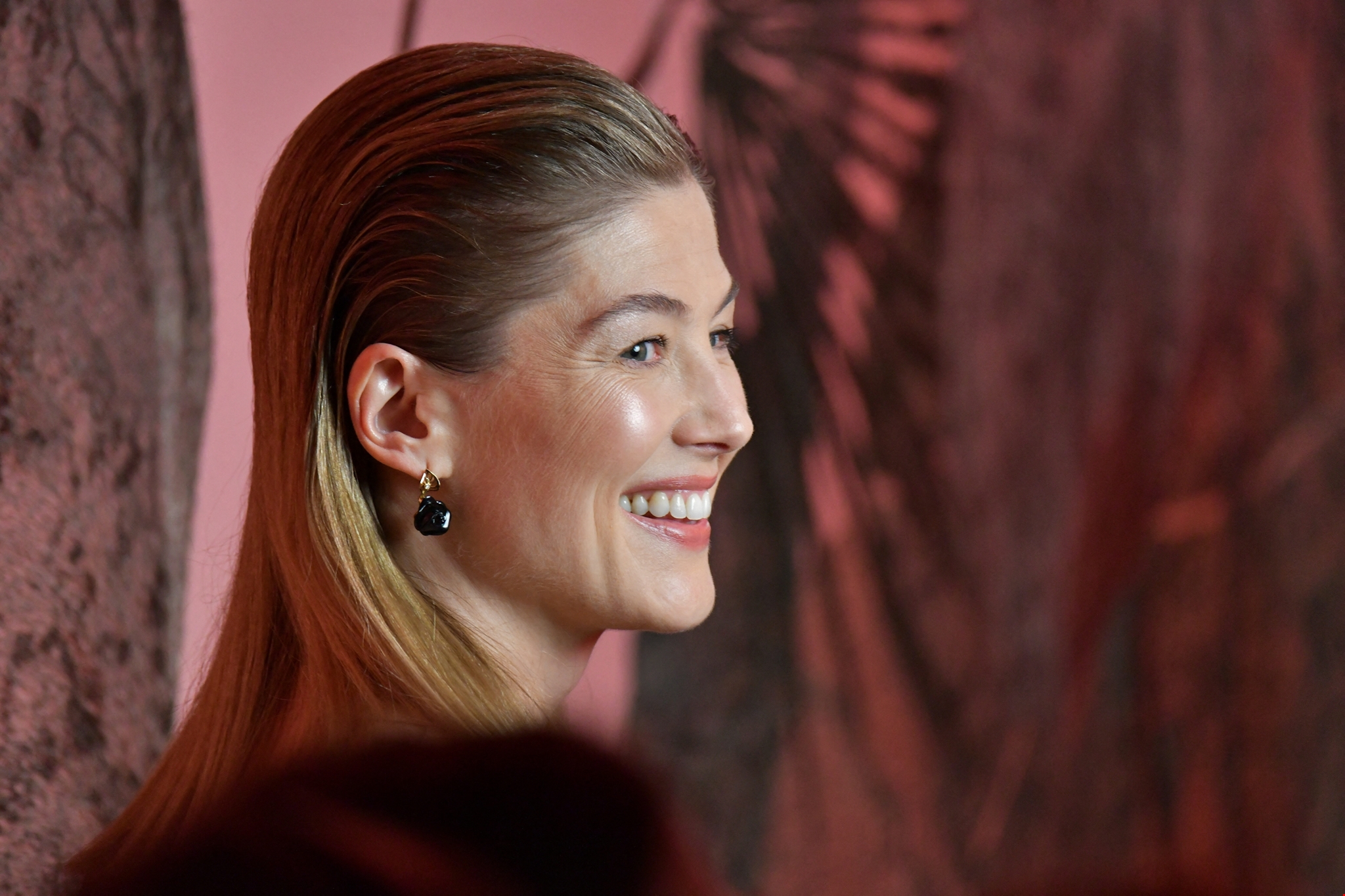Γιατί η Rosamund Pike ένιωθε "ντροπιασμένη" κατά τη διάρκεια ερωτικής σκηνής με τον Pierce Brosnan - εικόνα 1
